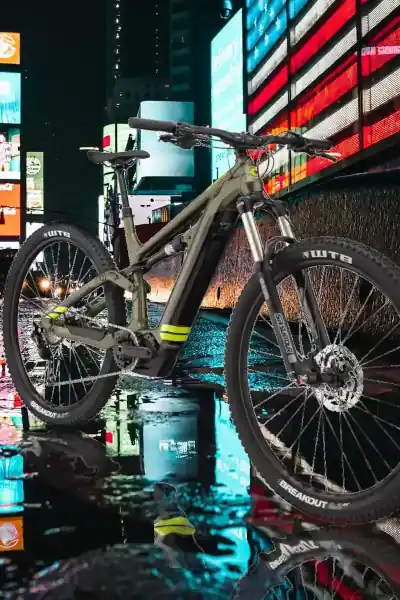 Cannondale Moterra NEO 5 in Times Square
